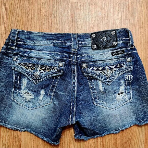 Miss Me Jean Shorts Native Embroidery - Picture 2 of 9